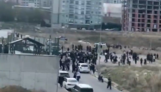 Esenyurt'ta bir lisede bıçaklı kavga! Olay yerine ekipler sevk edildi