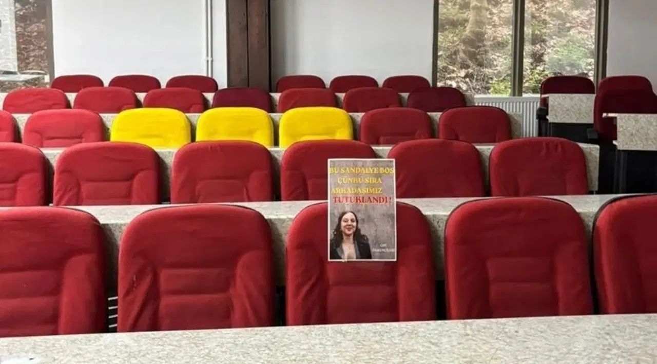 Bakan Tekin'i istifaya çağıran pankart üniversiteye asıldı: Bize gelecek yoksa, sana huzur yok!-1