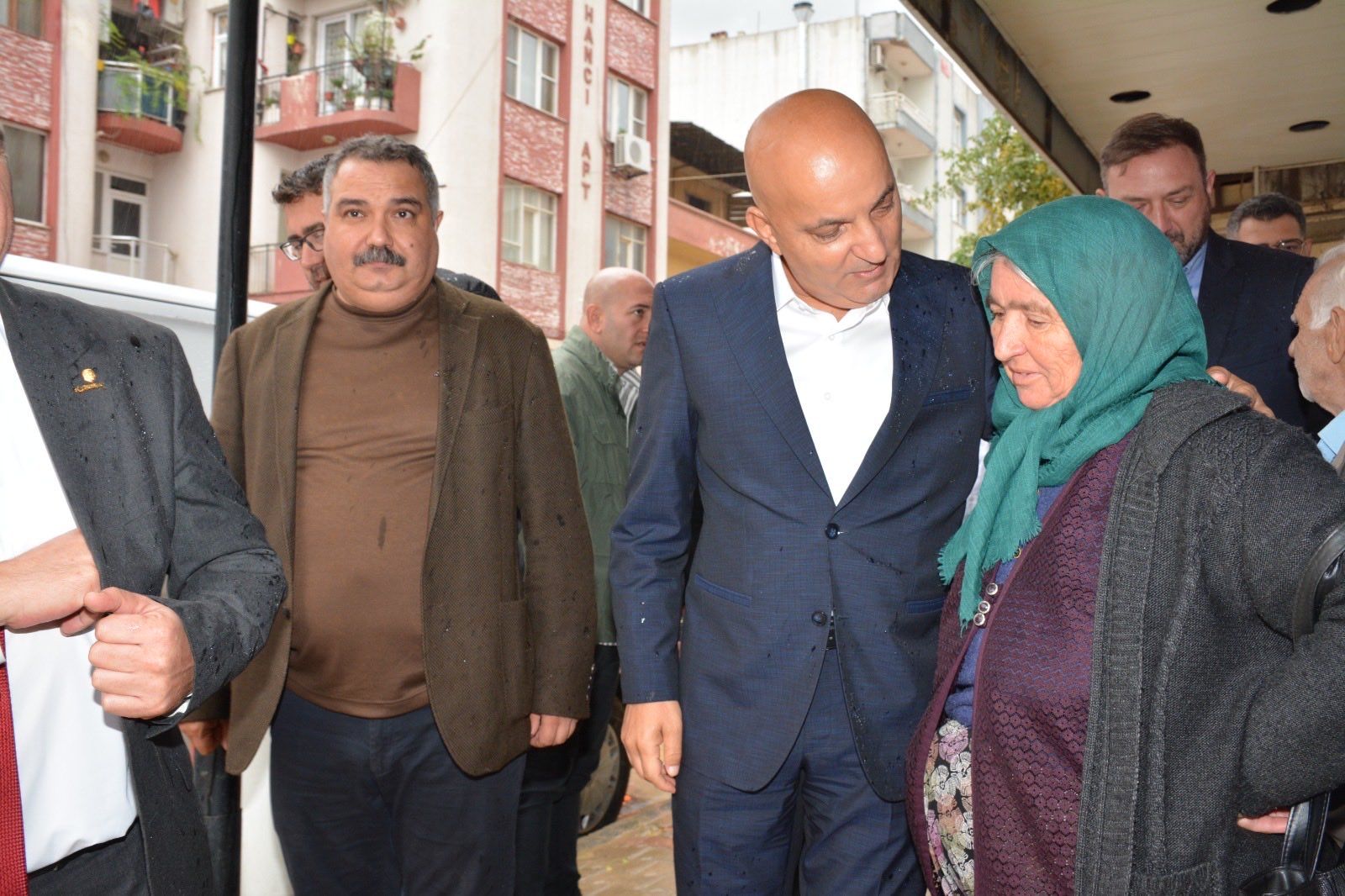 CHP Kiraz İlçe Başkanı Musa Yigen ile Gazeteci Arasındaki Ses Kaydı Deşifresi  [00:00 - 01:38] "Cumhuriyet Işığında" Kahvaltı Programı ve Katılım Detayları  Musa Yigen: "Cumhuriyet Işığında" diye biz bir kahvaltı programı düzenledik Kiraz'da. Ben size onun görselini atarım zaten. Orada biz ya da Ümit Bey de atmıştır fotoğrafları. Şimdi orada aşağı yukarı şunu söyleyeyim: 53 muhtarın 46 tanesi katılım sağladı Kiraz ilçemizde. Tüm muhtarlarımız eksiksiz olarak katılım sağladı; 3 tanesi sağlık problemlerinden dolayı katılamadı, birisinin ayağı çatlaktı, bir tanesi diyaliz alıyordu. Onlar mazeret bildirdiler ama yerlerine azalarını gönderdiler. Oda başkanlarımızın ve kooperatif başkanlarımızın tümü katıldı. Aşağı yukarı 400 kişinin üzerinde bir katılım sağlandı. Mahir vekilim geldi, Atila Sertel vekilim geldi, Batı Anadolu Grubu Yönetim Kurulu Başkanı Özer Gürbüz geldi, Meclis Üyeleri Derneği Genel Başkanı Sayın Yalçın Bey geldi yemeğimize.  Gazeteci: İlçe başkanları da varmış gördüğüm kadarıyla.  Musa Yigen: Küçük Menderes'in tüm ilçe başkanları katıldı. Konak ilçe başkanımız, Bayraklı ilçe başkanımız, Bayındır, Tire, Ödemiş ilçe başkanlarımız, Soma ilçe başkanımız ve ilçe başkan yardımcılarımız beraber katıldı.  [01:38 - 03:32] Saha Ziyaretleri, Geçmiş Adaylık Süreci ve Örgütlenme  Gazeteci: Esnafı ziyaret ettiniz herhalde burada başkanım?  Musa Yigen: Ondan sonra resmi törene katılım sağladık. Resmi törenden sonra tüm esnafı gezdik, esnafı ziyaret ettik, vatandaşlarla görüştük. Çok yağmurlu olmasına rağmen bütün esnafı gezdik. Mahir vekilimize desteğimizin tam olduğunu biz zaten örgüt, ilçe örgütü ve ilçe başkanı olarak sözünü verdik. İl başkanımız katıldı, il yönetimimiz katıldı. Vaktimiz kısıtlı olduğundan Şoförler Odası'na bir ziyaret gerçekleştirdik. Tüm oda başkanlarımız ve Muhtarlar Derneği Başkanımız konuşma yaptı, "İlçe başkanlığımızın arkasındayız" dediler. Çünkü ben geçen dönemde oranın belediye başkan aday adayıydım. Geçen dönem normalde Cumhuriyet Halk Partisi'nin adayı bendim. Ama ayın ikisinde, son gün AK Partili Nasuh Coşkun'u getirdiler, istifa ettirdiler. Bu şu an yeni partiye geçen ilçe başkanları, yani Cumhuriyet Halk Partili olmayan ilçe başkanları bir operasyon yaptılar. Ben bütün köylere ev ev, kapı kapı muhtarların hepsini gezdim, herkes beni aday biliyordu. Son gün AK Partilileri getirdiler belediye başkanı yaptılar ve bugün de o ilk bize satıp giden oldu. Dün 2-3 bin kişilik bir program yaptık. Çıkarken Mahir vekilim bizzat teşekkür etti, "Antep'ten sonra Türkiye'de gördüğüm en iyi teşkilatlanması yapılmış ilçe" dedi.  [03:32 - 04:40] Haber İçeriği ve Görüşme Planlaması  Musa Yigen: Fotoğrafları mutlaka size gönderip yayınlanmasını istedi, "İz Gazete'ye versin" dedi.  Gazeteci: Fotoğrafların hepsine gerek yok Sayın Başkanım, sadece sizin konuşmanız da olsun içinde. Onlardan derli toplu güzel bir haber yaparız.  Musa Yigen: Siz benim konuşmamı dinlerseniz zaten nasıl bir kalabalık olduğunu görürsünüz. Orada muhtarların hepsini ayağa kaldırıp selam verdirdim, tek tek isimlerini saydım.  [04:40 - 06:10] Belediye Başkanı Nasuh Coşkun Hakkında Değerlendirmeler  Gazeteci: Şimdi off the record soruyorum; bu belediye başkanı ne yapacak, nedir durum orada? AK Parti'ye geçecek değil mi?  Musa Yigen: AK Parti'ye geçmeye çalışıyor. Ama AK Parti'nin ilçe başkanları ve önceki dönem belediye başkanı "Bu adam bize geçerse, aday gösterilirse kazanamaz, istifa ederiz" diyerek karşı çıkıyorlar. Şu anda hiçbir halk karşılığı yok. Nasuh Coşkun garanti istiyormuş. AK Parti ilçe başkanlığı da "Biz bundan seçim alamayız" diyor. Zamanında hastane müdürü olarak tanındığı için vatandaş onu sanıp oy verdi, son 15 gün kala çıkarılmıştı.  [06:10 - 07:30] Örgüt Bağı ve Yerel Destek  Musa Yigen: Bunu AK Partililer anlatıyor. Üst düzey yöneticileri beni de aradılar ama ben Cumhuriyetçi'yim, Cumhuriyet Halk Partiliyim. Yıllardır bu teşkilatın içerisindeyim. Dün AK Partilileri çağırmadığım halde AK Parti'nin teşkilat başkanı ve bir dönem önceki ilçe başkanı kahvaltıya geldi.  Gazeteci: Eyvallah başkanım, telefonumu kaydedin, destek olmamız gereken bir şey olursa her zaman arayabilirsiniz. Elimizden gelen desteği veririz.  [07:30 - 10:10] Geçmiş Dönem Adaylık Engelleri ve Perde Arkası  Musa Yigen: Vekilim de beni çok sever, ben vekilimi yıllardır tanırım. Kısaca niye aday yapılmadığım hakkında da bilgi vereyim. Ankara'ya gittiğimde Genel Başkanımız Kemal Kılıçdaroğlu'nun ofisine gitmiştim. Kemal Bey ile ailevi bir bağımız vardı; ablası İzmir'de genel müdürlük yaptığım Batı Anadolu Hastanesi'nde yatmıştı. İki yıl boyunca sağlık kontrolleriyle ilgilendim, vefatında cenazesine gittim. Kemal Bey bana "İlçende kendini yokla, seni belediye başkanı adayı yapalım" demişti. O dönem danışmanı Kenan Nohut araştırmış, Kiraz'da halkın çok sevdiği yönünde bilgi vermişti. Ancak Genel Başkan'ın ofisine girerken fotoğraflarımı çekmişler. Parti içindeki bazı isimler bu fotoğrafları bahane ederek önümü kestiler ve bu yüzden aday yapılmadım.  [10:10 - 12:15] Belge Paylaşımı ve Kapanış  Musa Yigen: Bununla ilgili AK Parti'ye geçmesini bekliyorum. Geçtiği zaman Nasuh Coşkun'un hangi tarihte istifa ettiğine dair belgeleri size vereceğim. Ayın ikisinde istifa ettirip üçünde CHP'ye 12. maddeden üye yaptılar. Bunları yayınladığınızda herkes şok olacak.  Gazeteci: Tamam başkanım, hepsini ayrı ayrı yazarız. Gazeteye de bekleriz.  Musa Yigen: Bugün İzmir'de toplantım var, haftada bir gün hastane işleri için İzmir'de oluyorum. Uğrayıp hem ziyaret eder hem yemek yeriz. Dün Mahir Polat vekilimle ilgili spekülasyonlara karşı da herkes vekilime sarıldı, bu duruş çok güzeldi.
