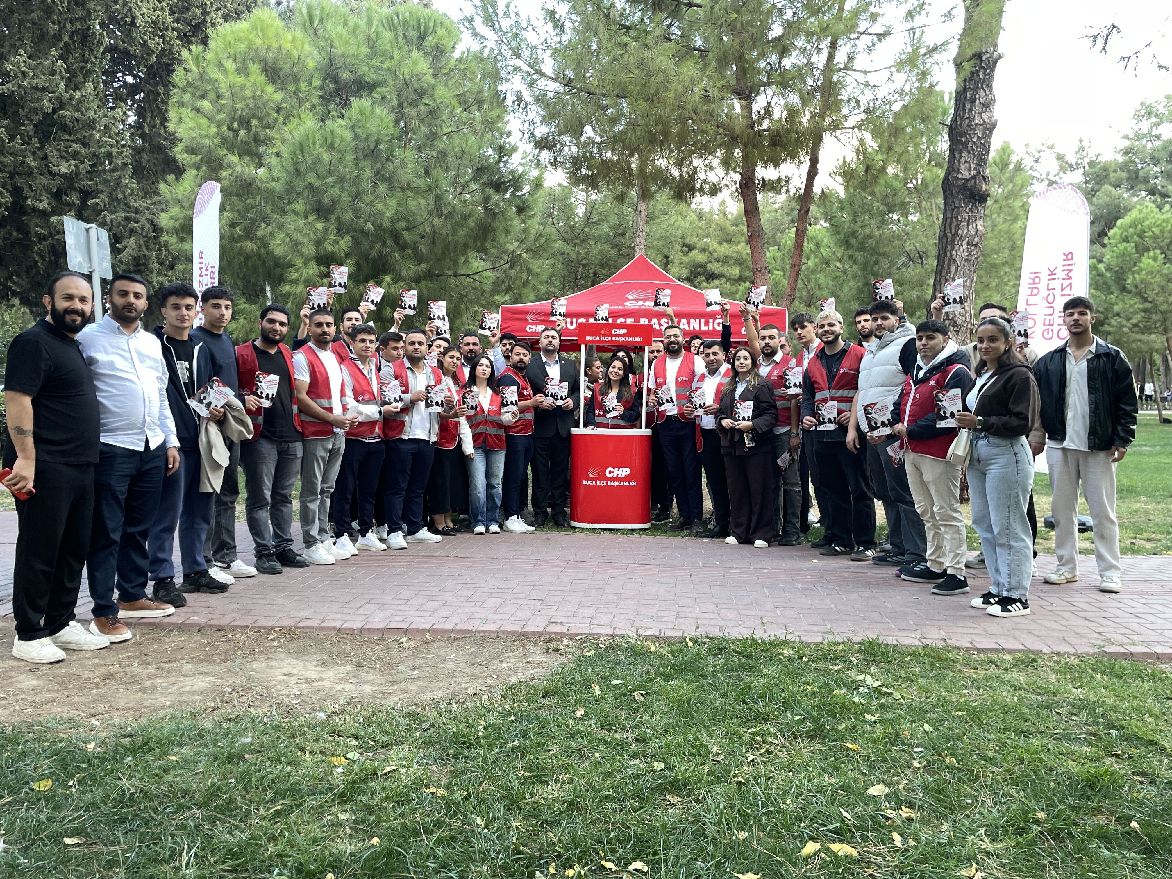 CHP İzmir Gençlik Örgütü sahada: Kampüste, sokakta gençleri dinlediler!
