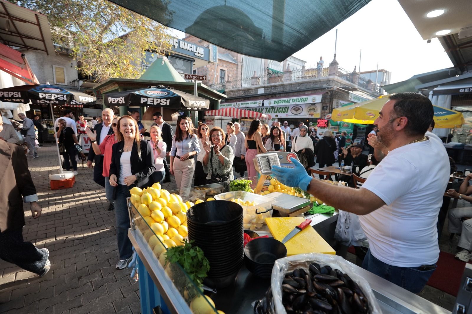Konak'ta Kemeraltı Festivali esnafın yüzünü güldürdü
