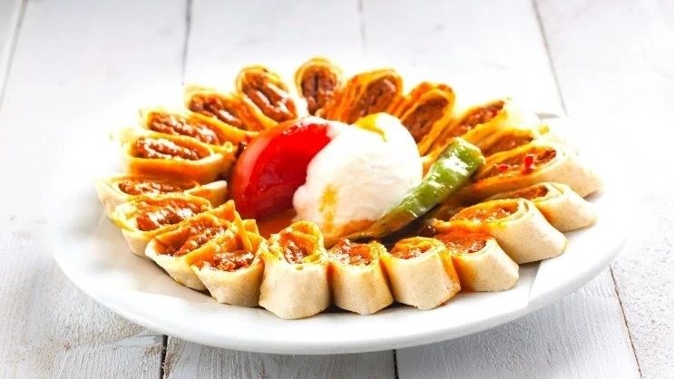 Kebap çatlatan tarif: Yufkalı rulo köfte nasıl yapılır?
