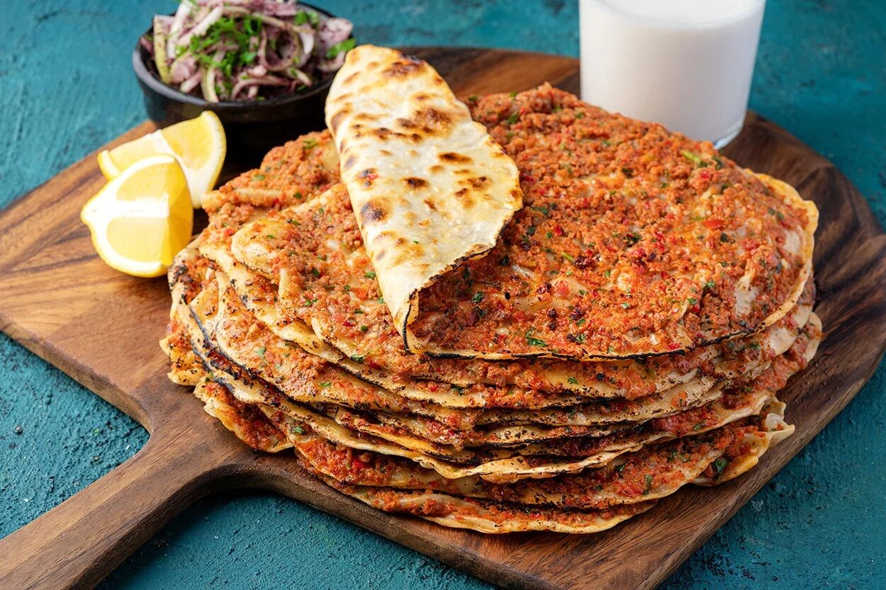 Canınız lahmacun çektiyse dışarıdan söylemeyin: İşte ev yapımı pratik tarif