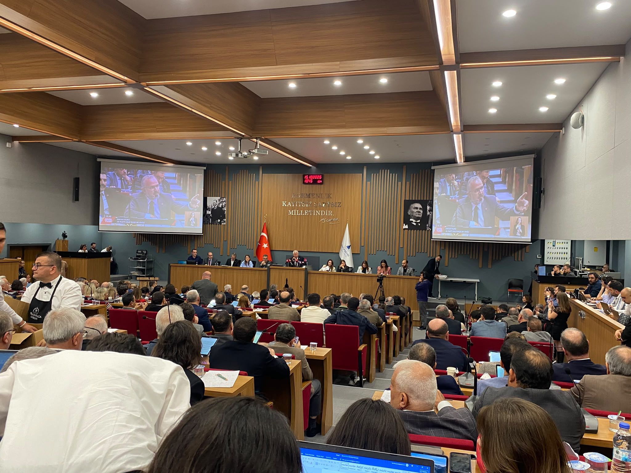 AKP’li Tugay’ın tarihi transferinden sonra ilk meclis başladı!