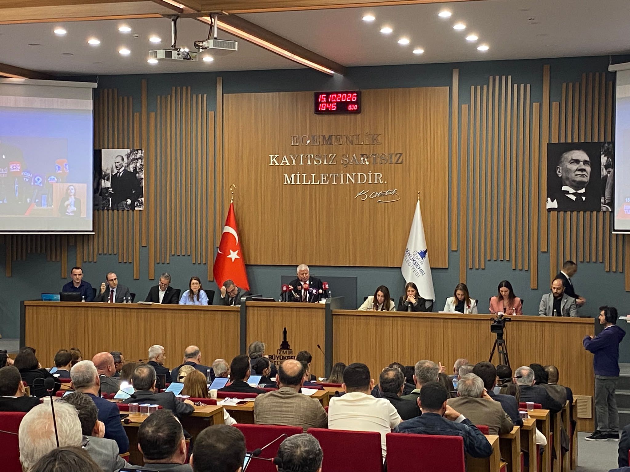 İZBB meclisinde ‘Erdoğan’ şarkısı açıldı, ortalık karıştı!