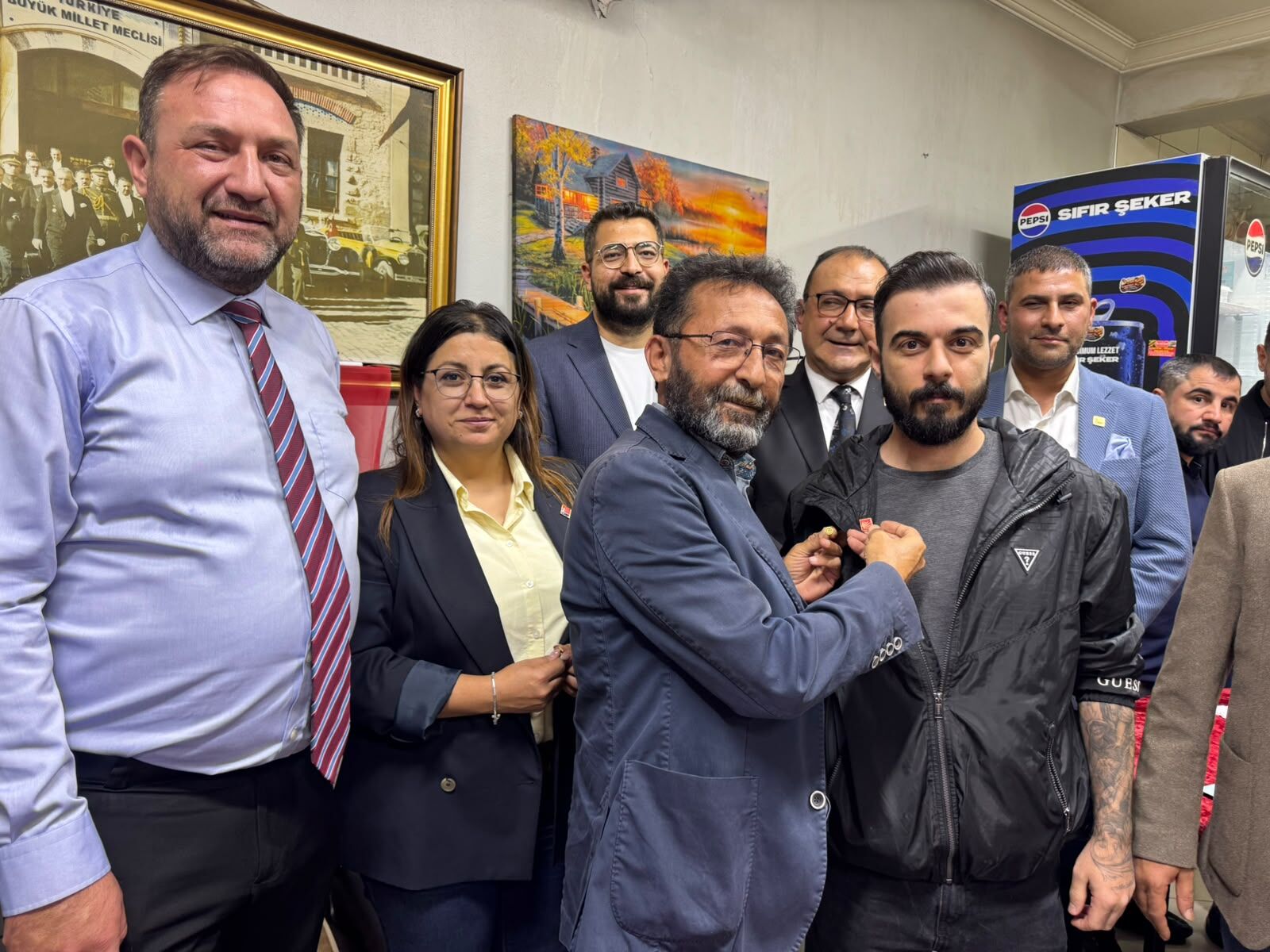 İzmir CHP’ye sahip çıkıyor: Bayraklı ’da yeni üyeler CHP’ye katıldı-1