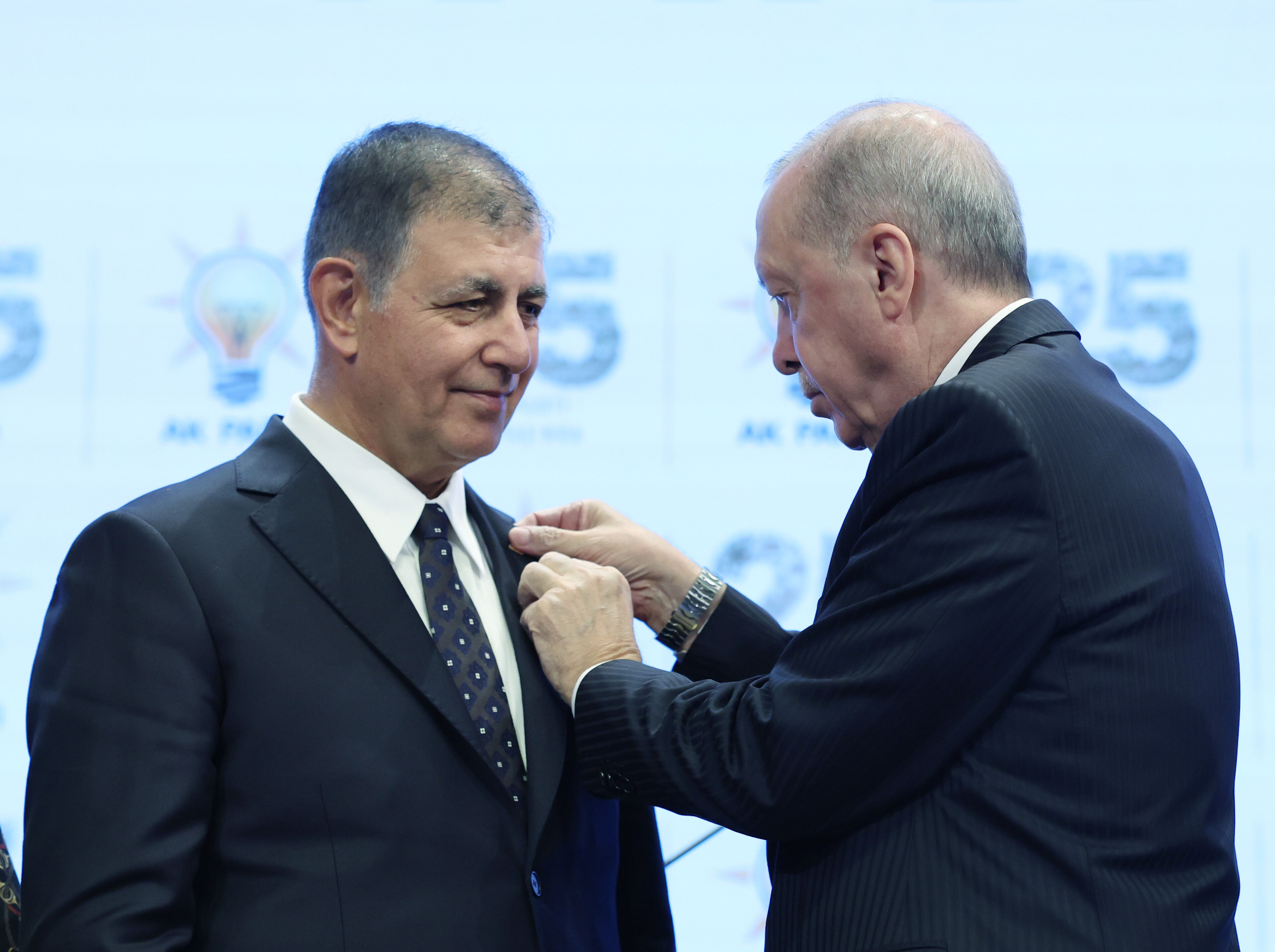 Meslektaşlarından Tugay’a sert tepki: Şerefli hekimlerin yanında kara leke!