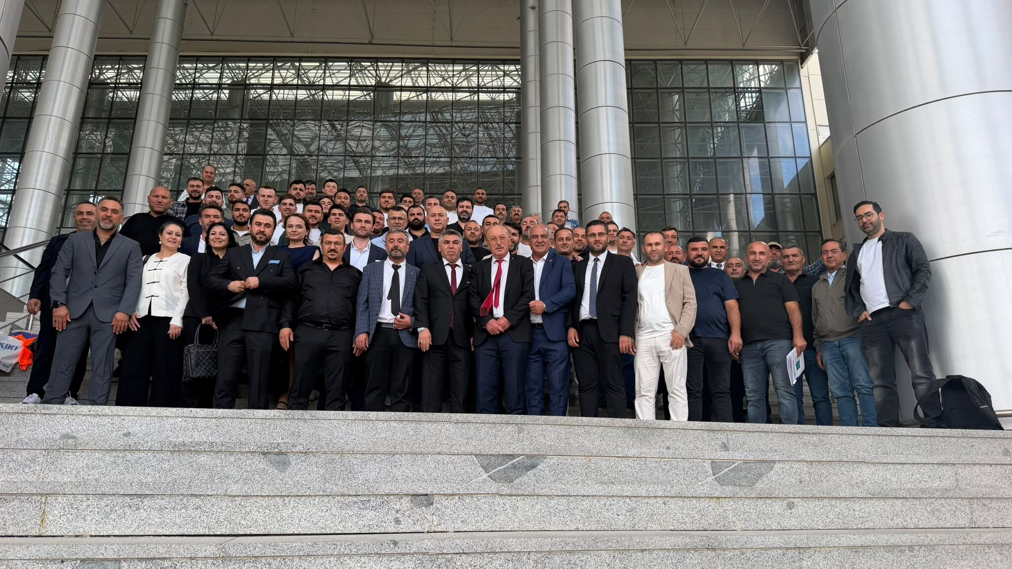 İZTO’da seçim heyecanı… İnşaatçılarda kırmızı liste kazandı