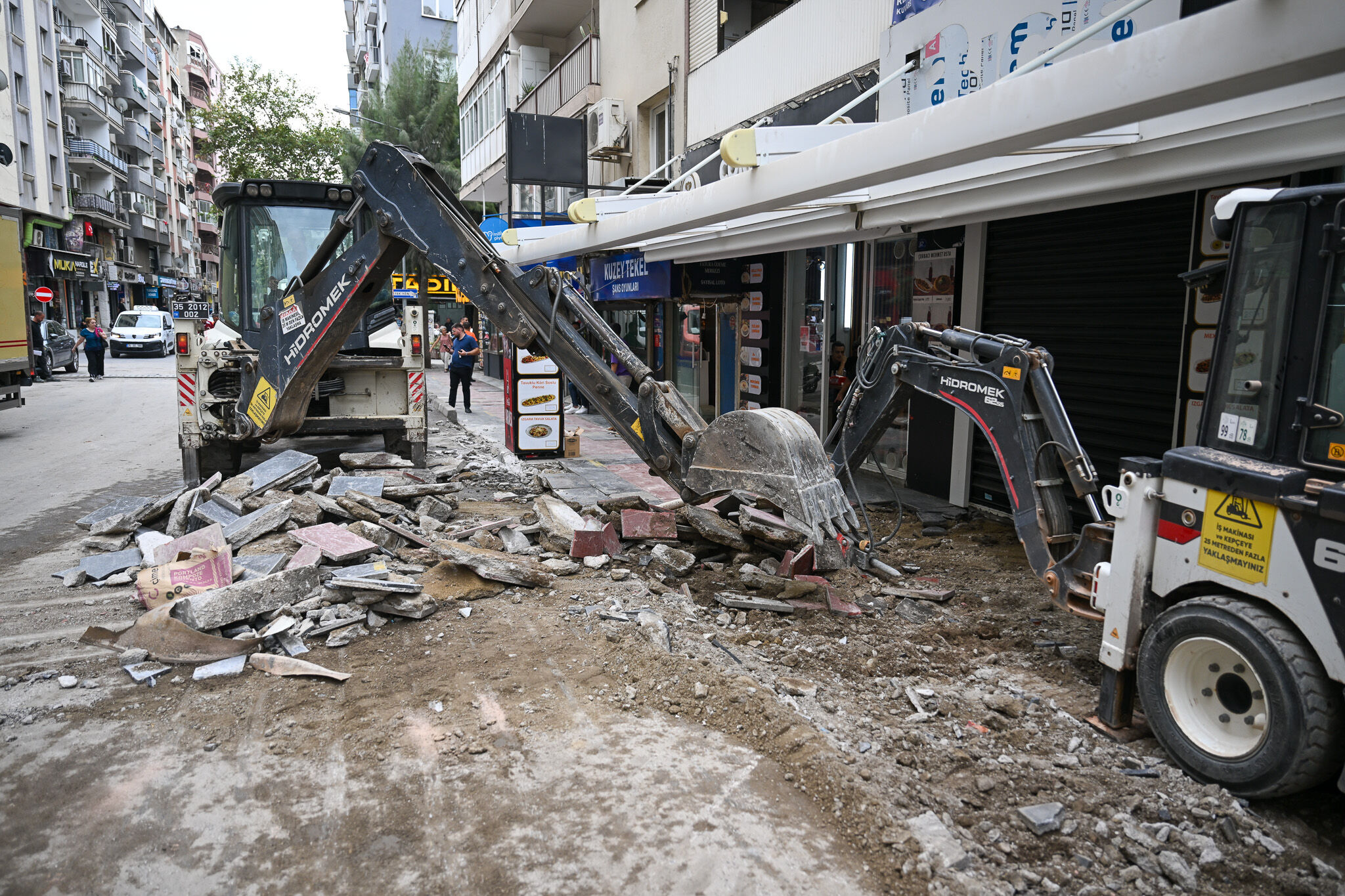 Bornova’nın kalbindeki cadde baştan aşağı yenileniyor-1